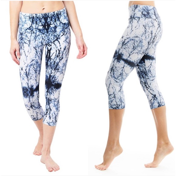 Onzie Edgar Print High Rise Capri Leggings, XS - Picture 2 of 10